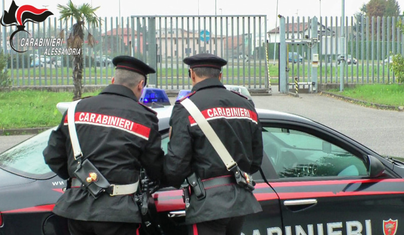 Ubriaco, alla guida di un autocarro, aggredisce prima automobilisti poi i Carabinieri: arrestato